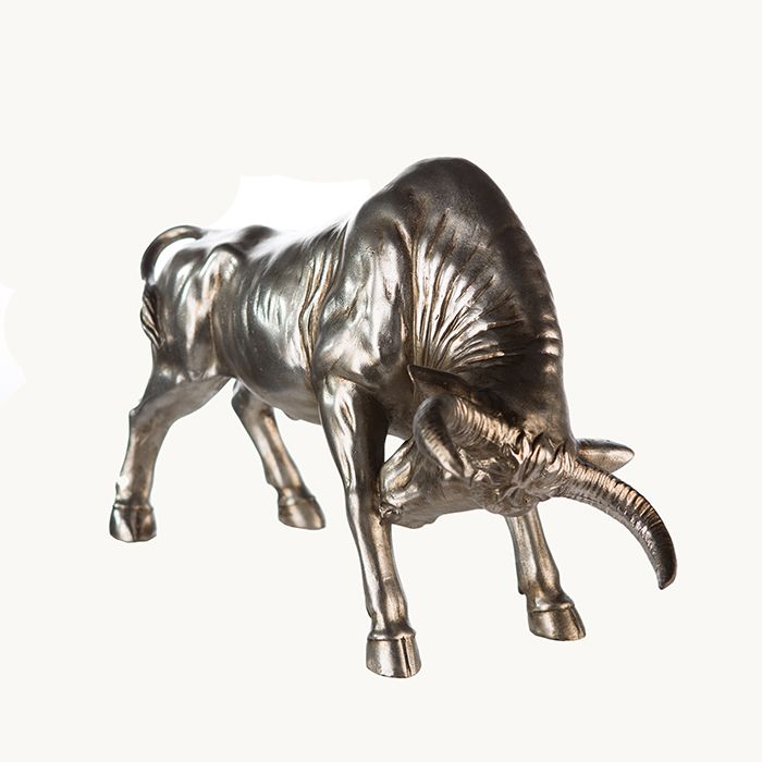 Imposant XXL polysculptuur van een stier in stijlvol zilver