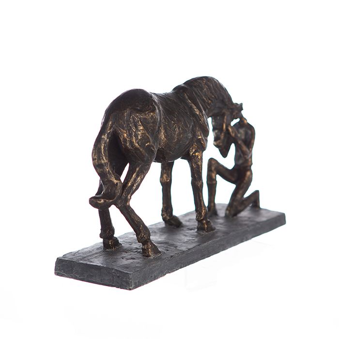Skulptur Comprehension - Bronzefarbene Darstellung eines Pferds mit Reiterin auf grauer Basis inklusive Spruchanhänger