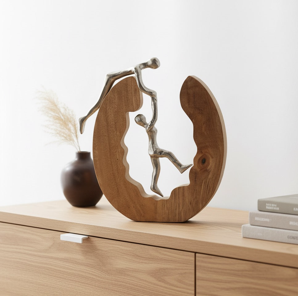 Skulptur Kletterndes Paar Zusammenhalt im Holzring Silber 31cm