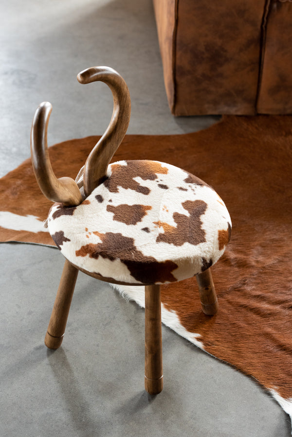 Set van 2 kinderstoelen van koehoorn - bruine massief houten stoelen met bruin crème imitatiebont