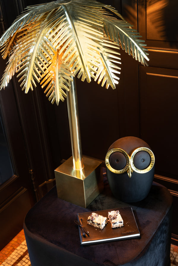 Elegante Tischlampe aus Kokosblättern und Stahl in Goldenem Finish