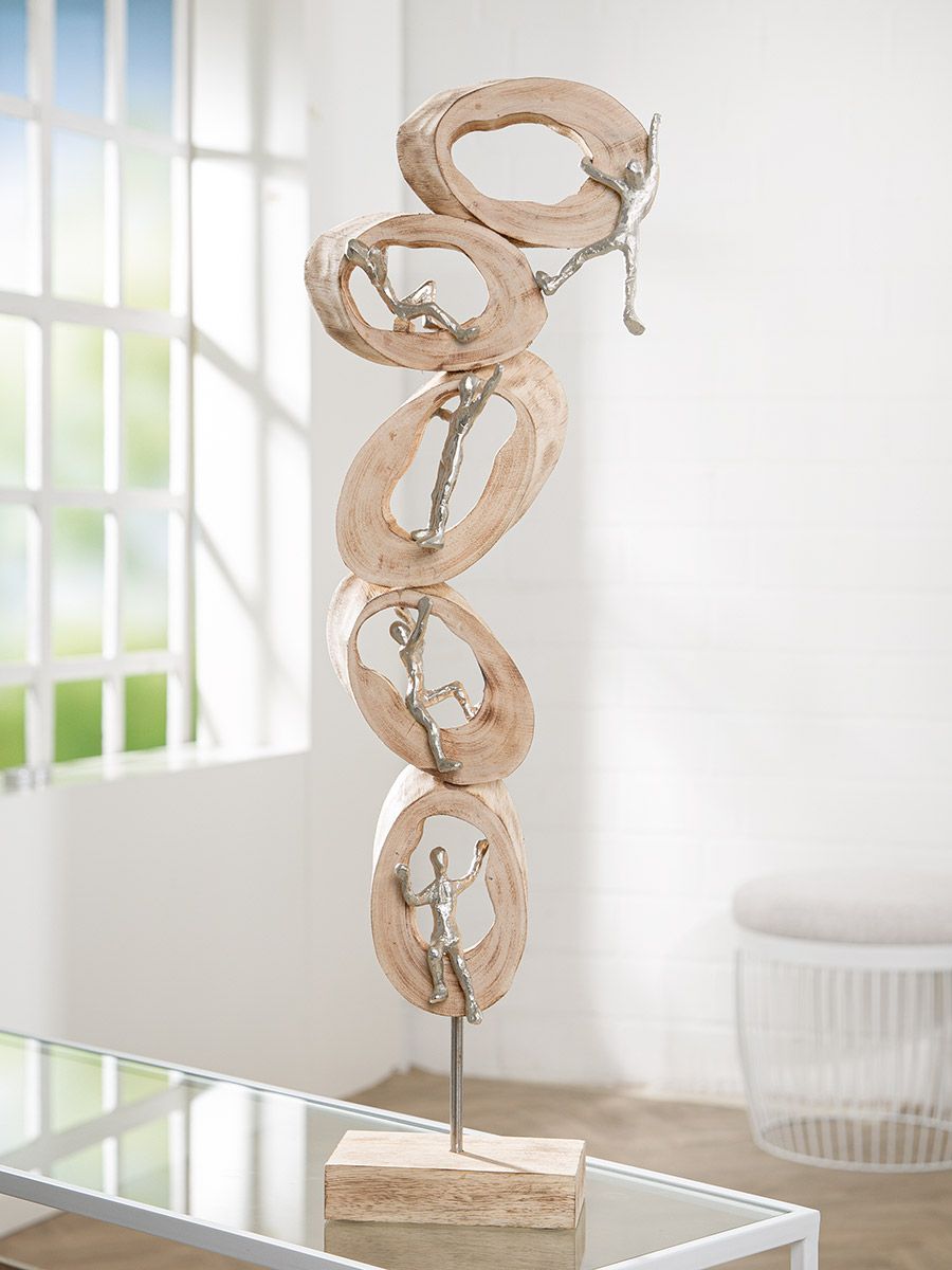 Skulptur Climb - Naturfarbenes Kunstwerk mit silberfarbenen Figuren
