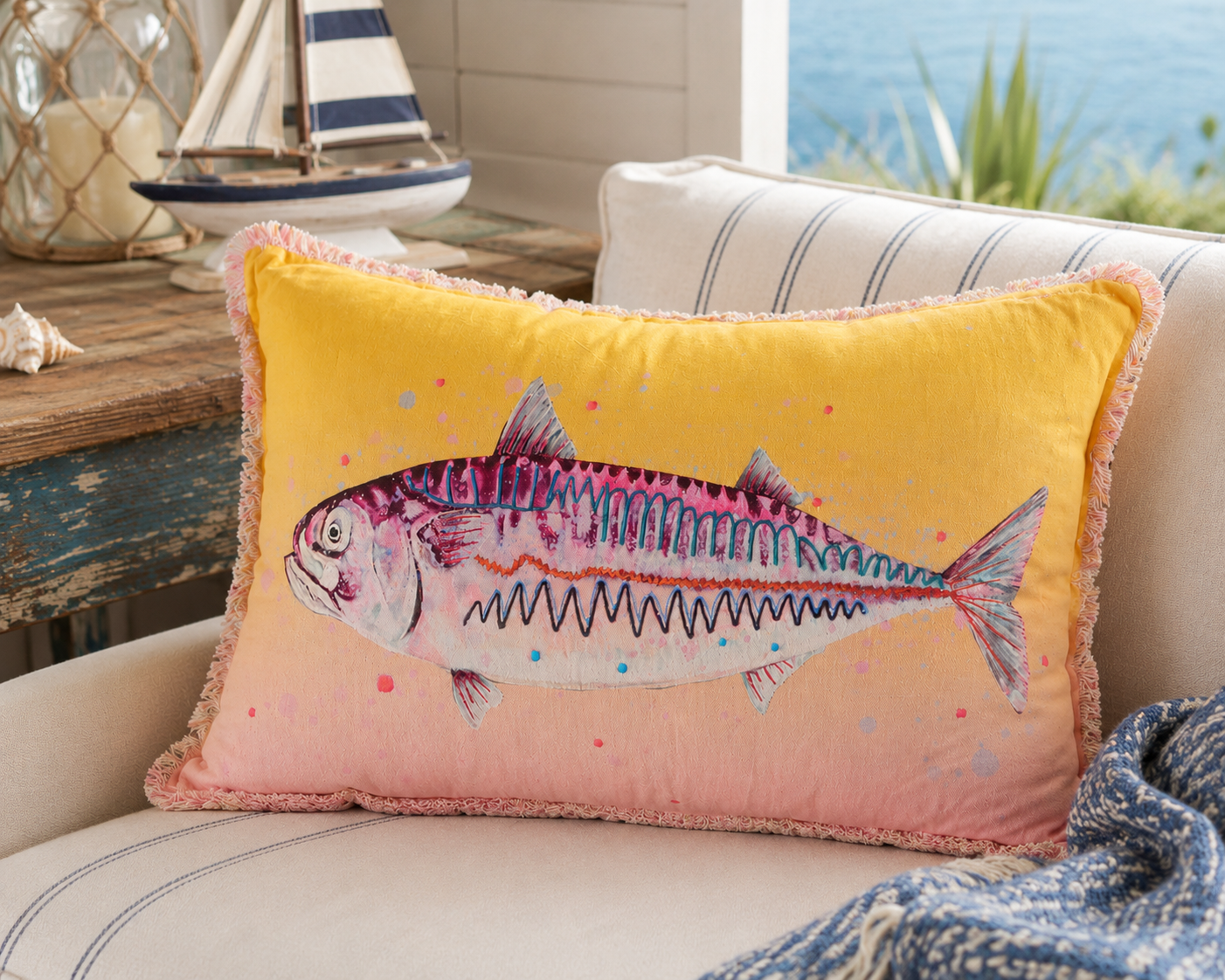 Dekokissen Marina mit Fischmotiv aus Baumwolle 60 cm