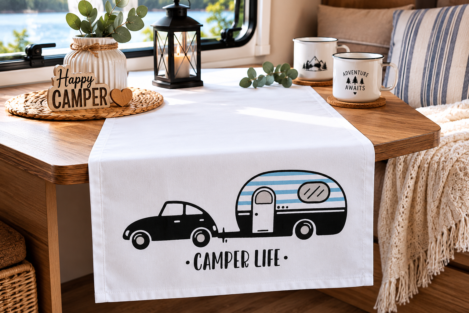 Tischläufer Camper Life schwarz weiß mit Auto und Wohnwagen Motiv