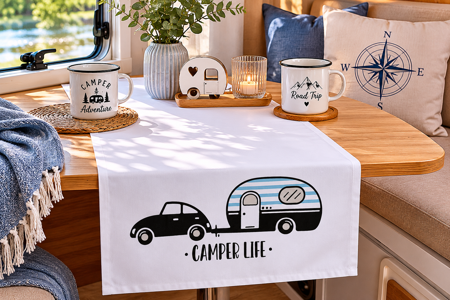 Tischläufer Camper Life schwarz weiß mit Auto und Wohnwagen Motiv