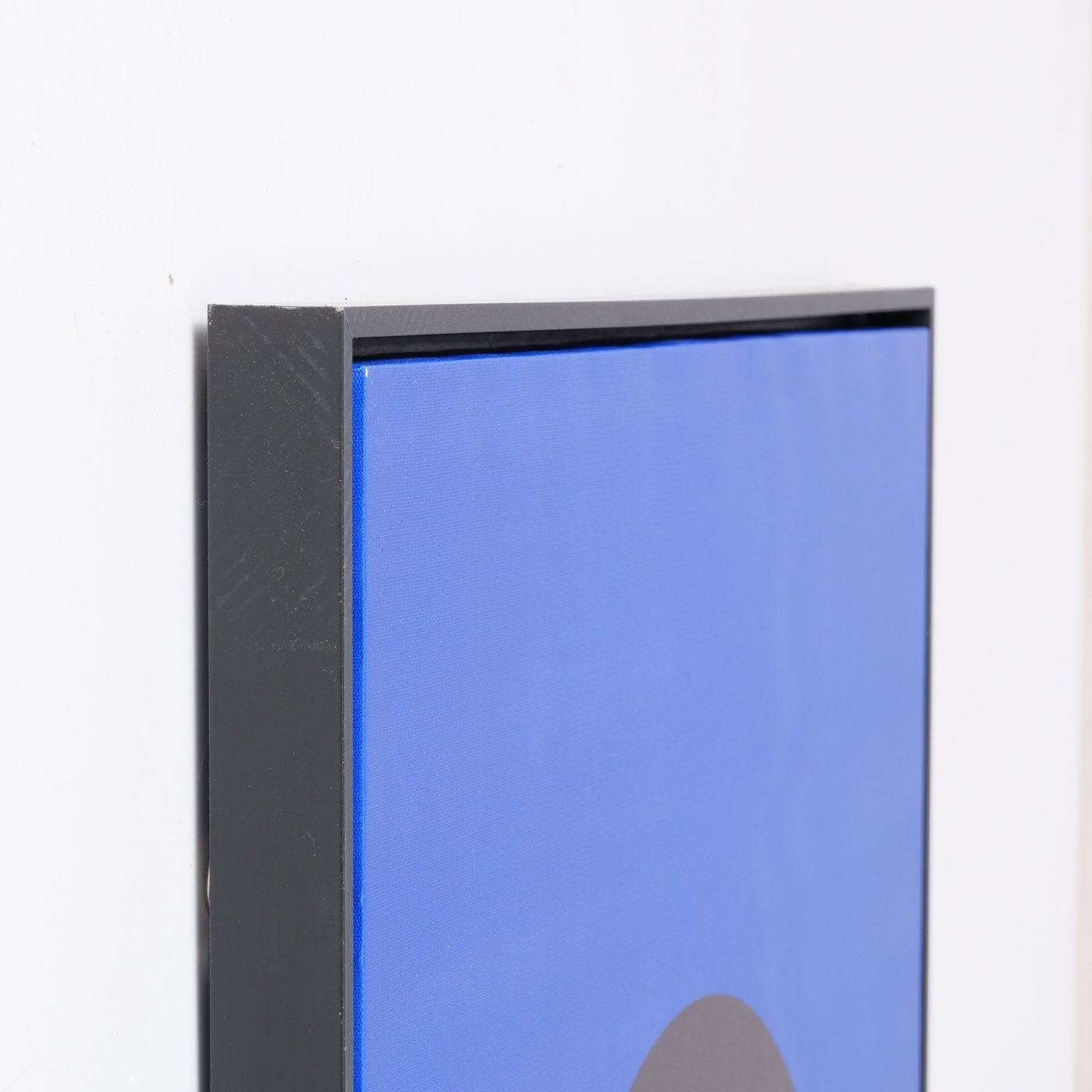 Wall picture 'Zuria' - Stylized woman in color block look with black wooden frame height 90cm