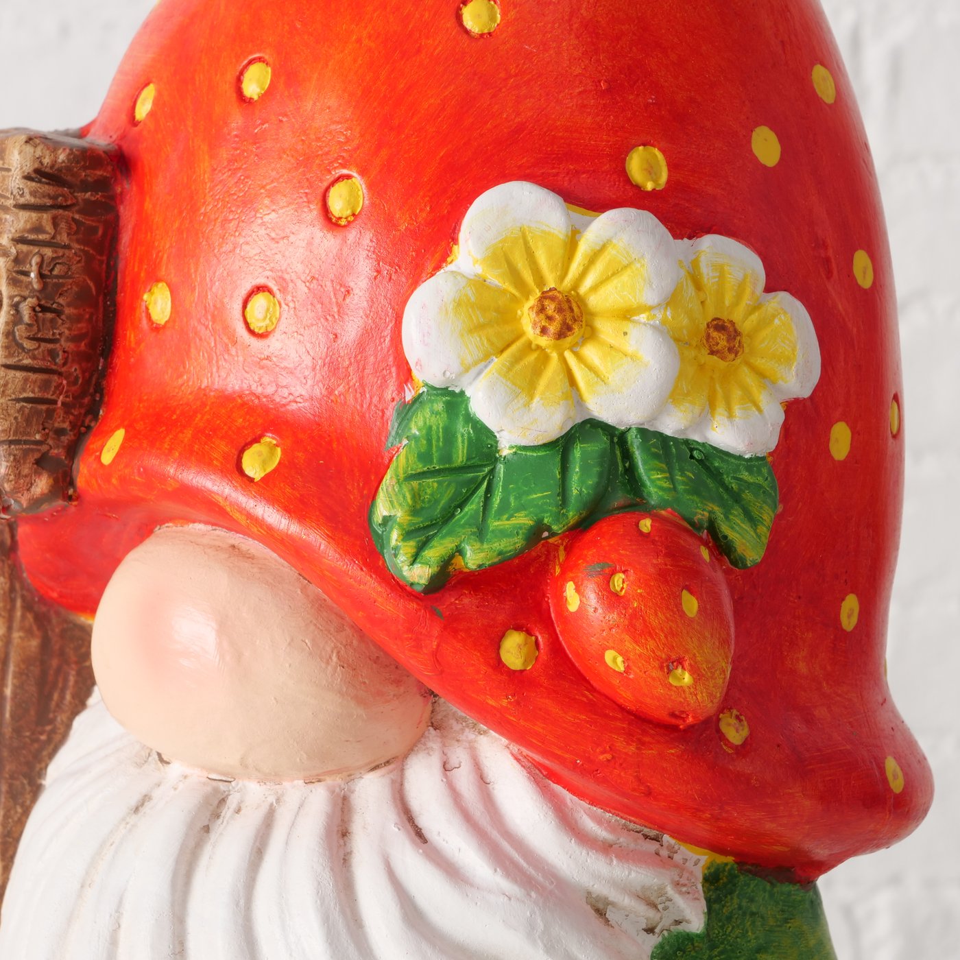 Dekofigur Fragolino Wichtel mit Erdbeerhut aus Keramik für Garten und Dekoration