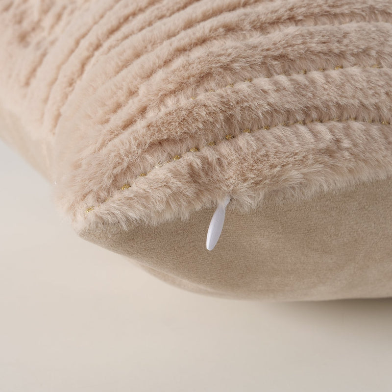 Winterliches Dekokissen mit Hirschmotiv in Beige oder Braun - 45x45 cm