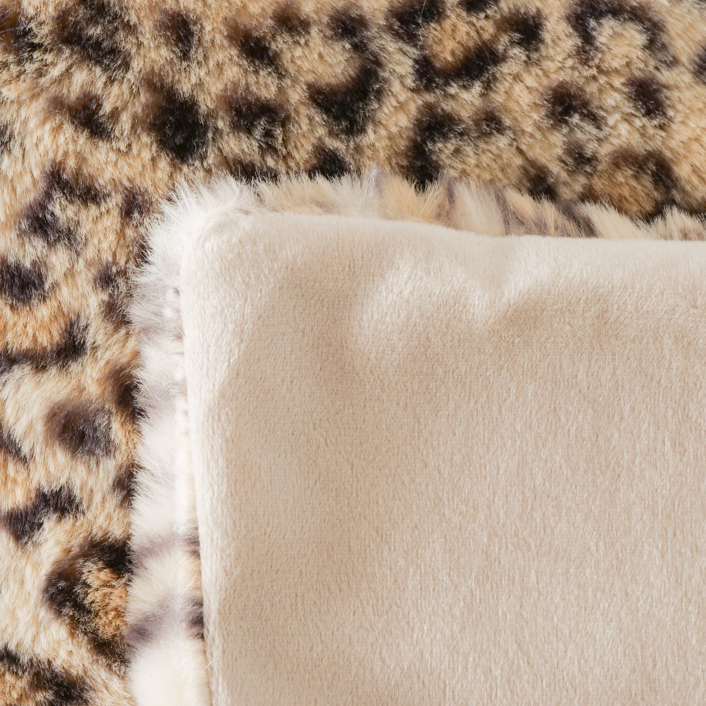 Kuscheldecke Savanna Leopardenmuster 200x150cm Plüschoptik