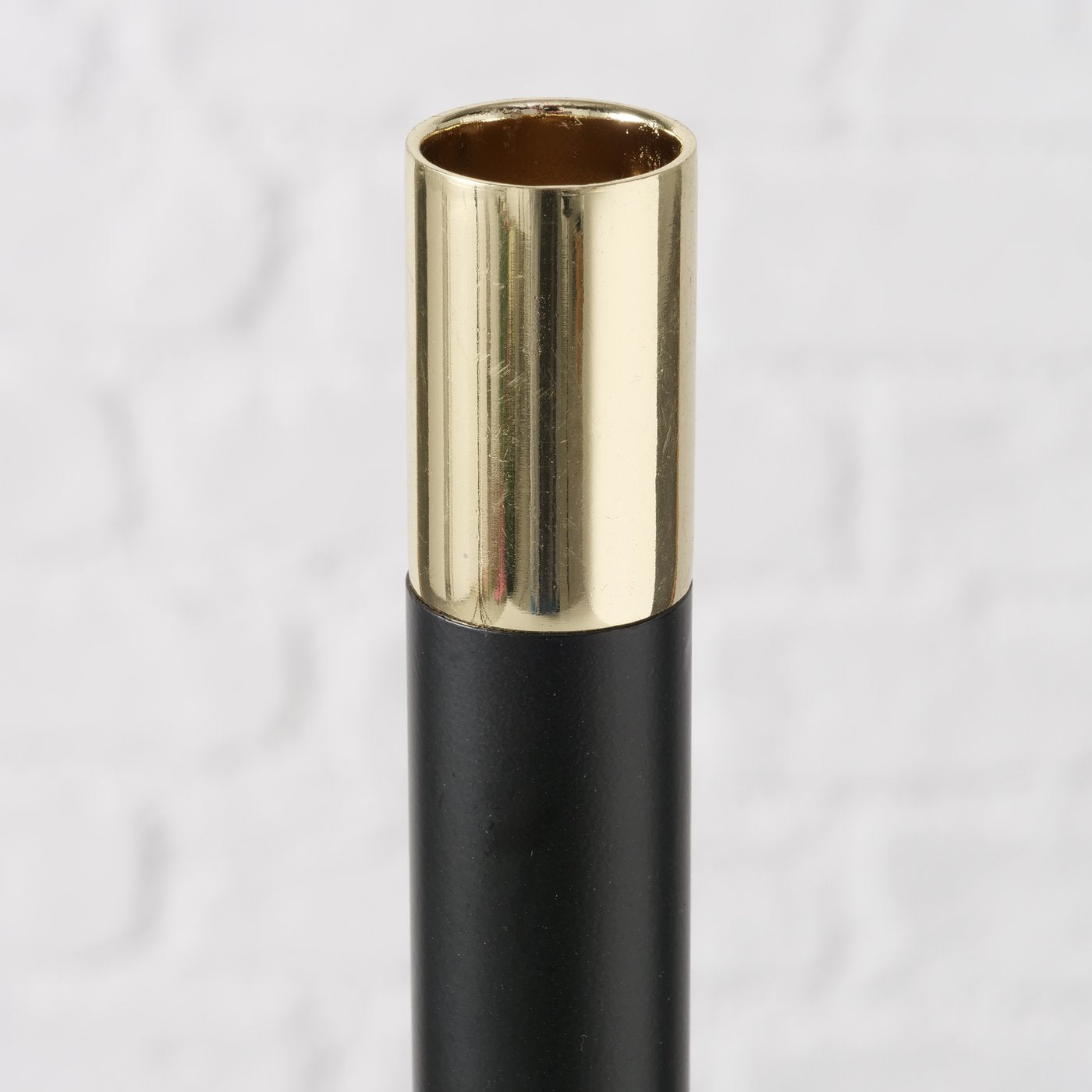 Stilvoller Boden Kerzenleuchter Mats, Handgefertigt in Schwarz mit Goldakzenten, 76,5 cm Höhe