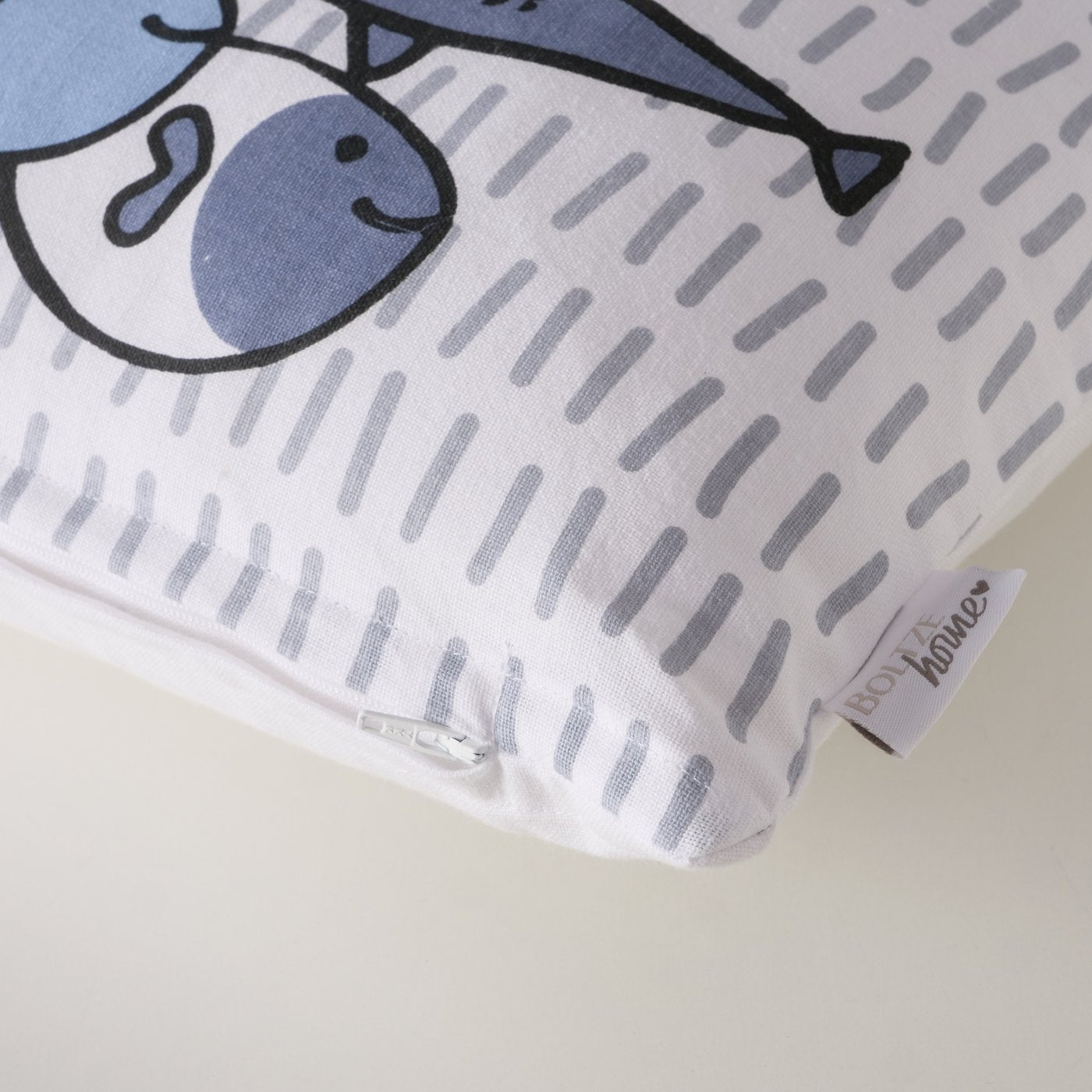 Dekokissen Ocean Fish blau weiß quadratisch mit Fisch Motiv