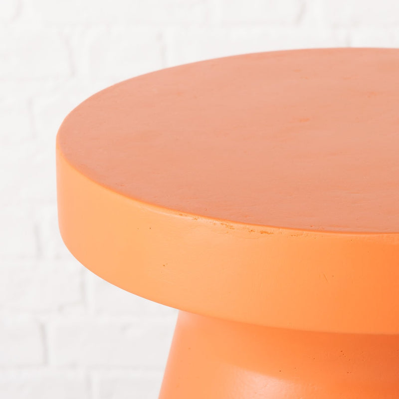 Moderne bijzettafel Salvatore in oranje - handgemaakt van Fibreclay