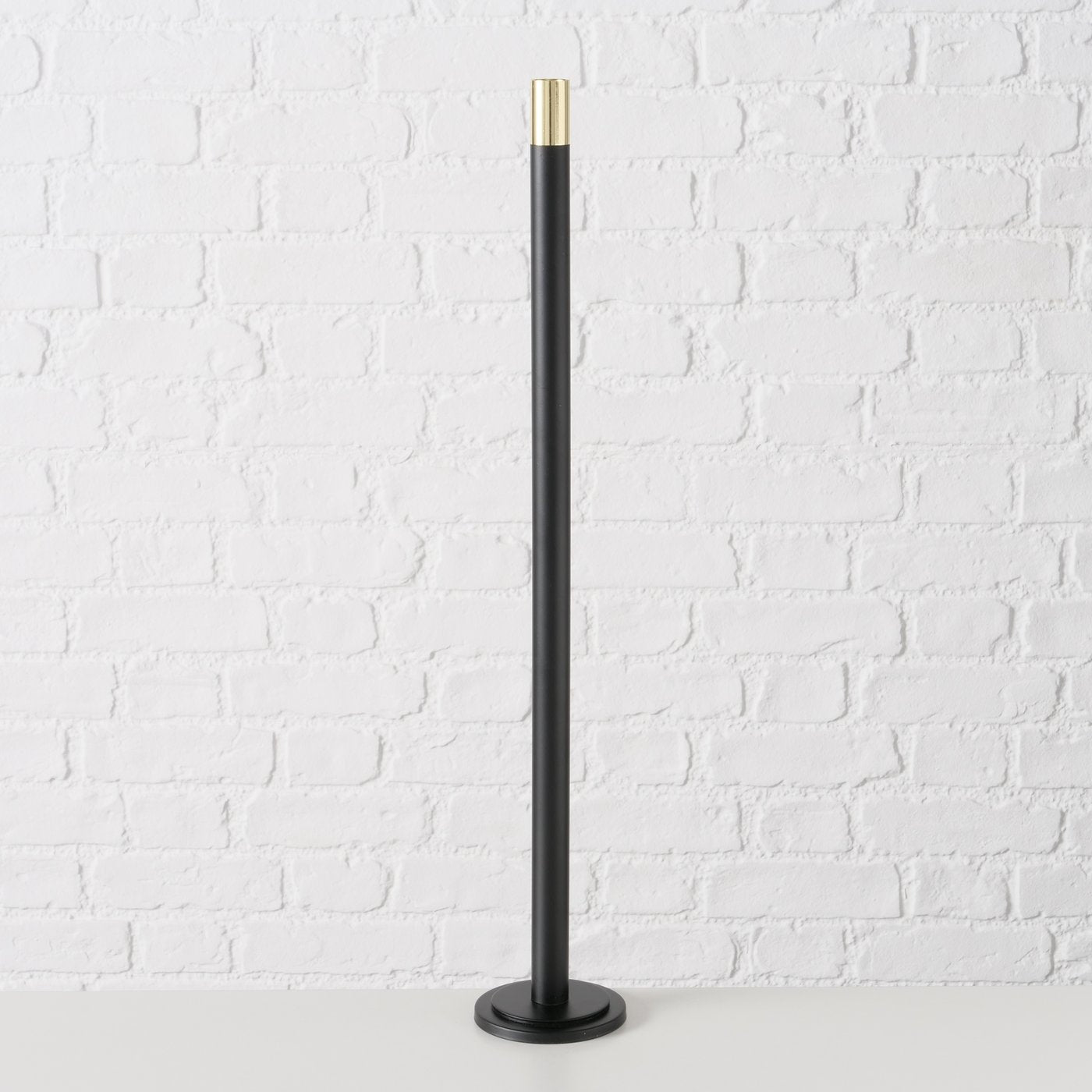 Stilvoller Boden Kerzenleuchter Mats, Handgefertigt in Schwarz mit Goldakzenten, 76,5 cm Höhe