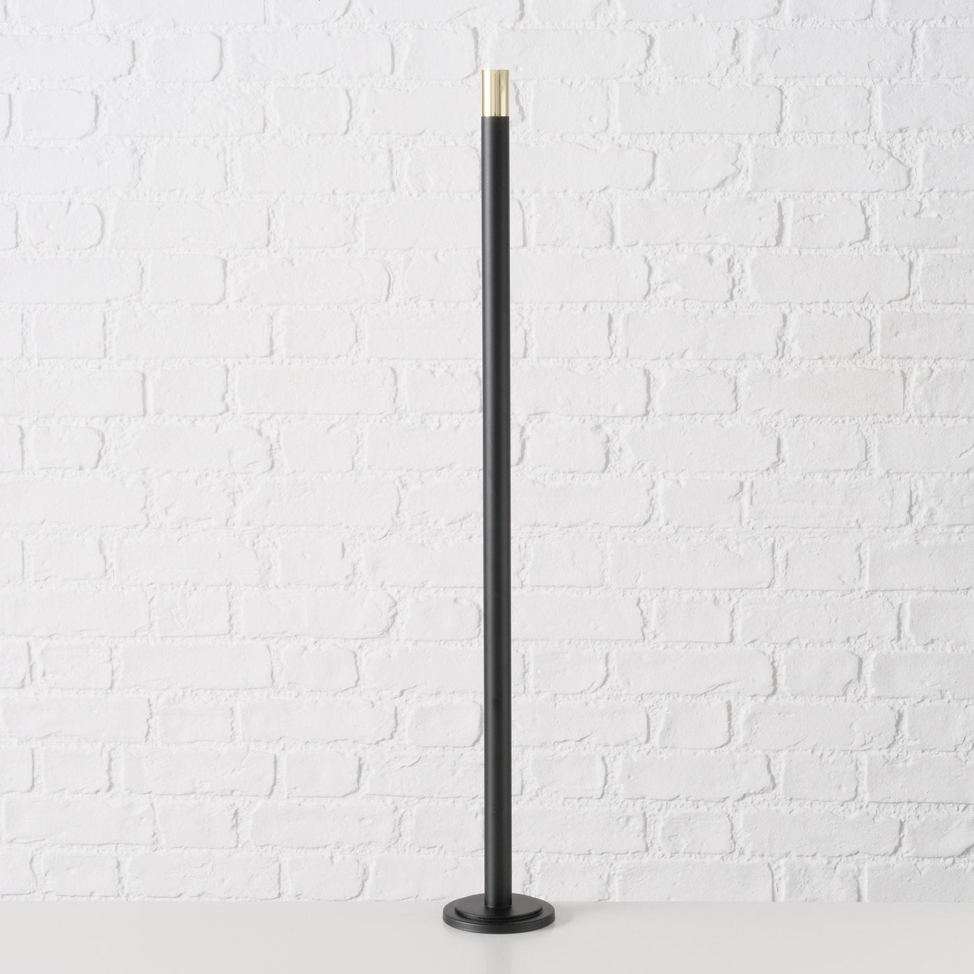 Stilvoller Boden Kerzenleuchter Mats, Handgefertigt in Schwarz mit Goldakzenten, 76,5 cm Höhe