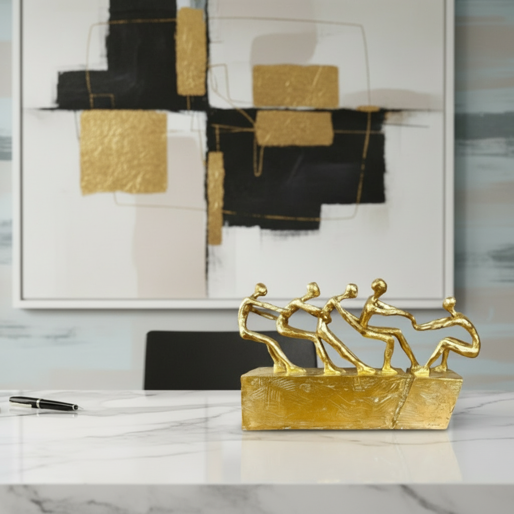 Gouden sculptuur teamwerkvrienden blijven bij elkaar