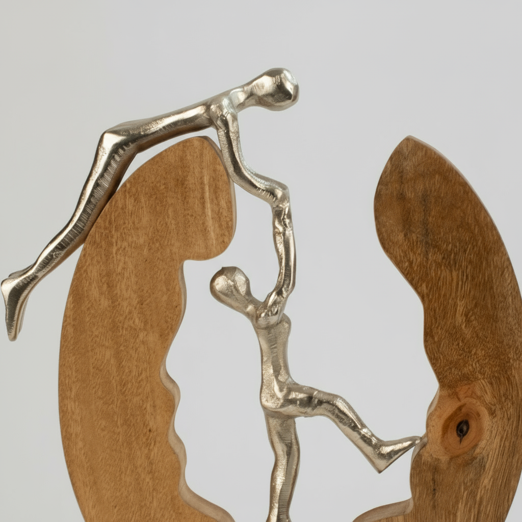 Skulptur Kletterndes Paar Zusammenhalt im Holzring Silber 31cm