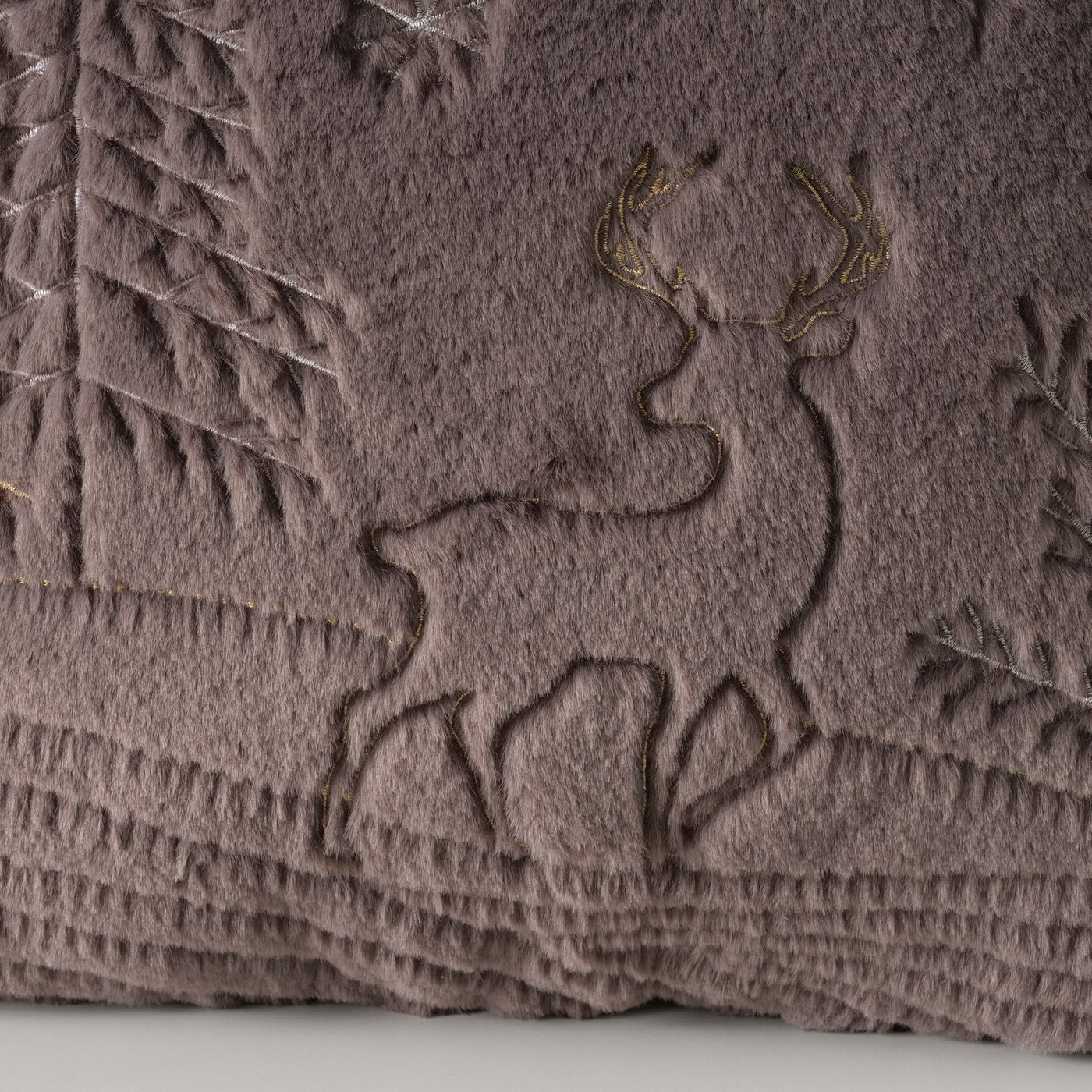 Winterliches Dekokissen mit Hirschmotiv in Beige oder Braun - 45x45 cm