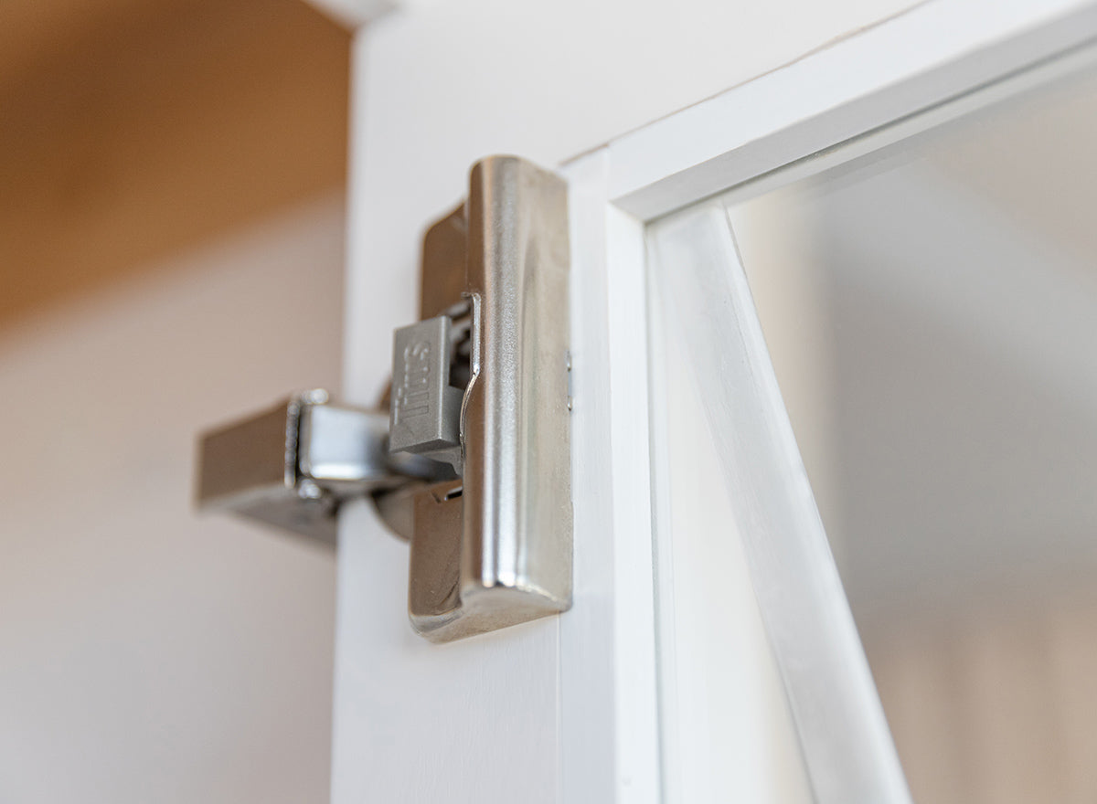 Milano Elite Massivholz Kiefer Schubladen Vitrine 1-Türig | Farbe Weiß/Kiefer