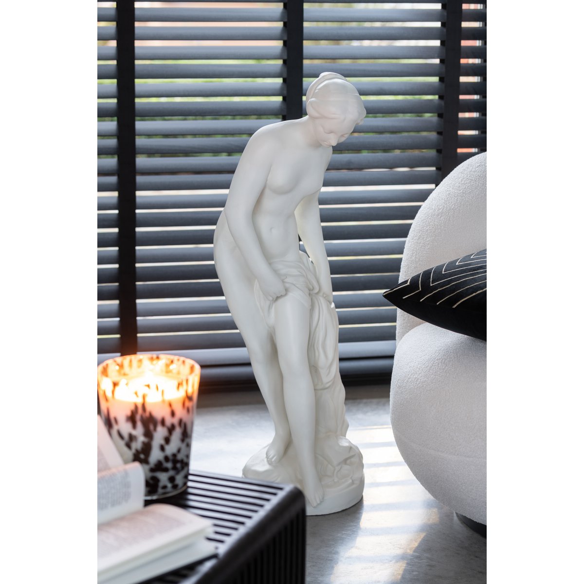 Weiße Frauenstatue im griechischen Stil – 84 cm