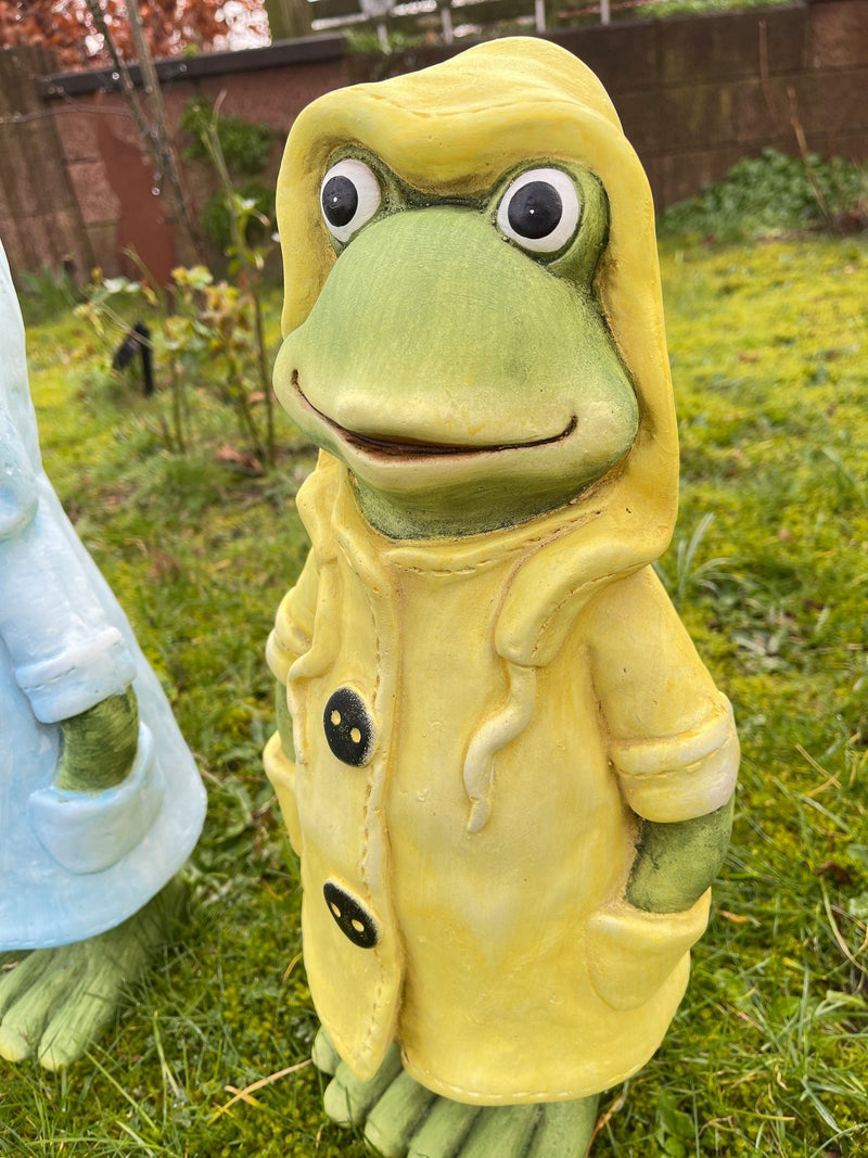 2er-Set Magnesia Garten Froschfiguren mit Regenmantel – 43,5 cm