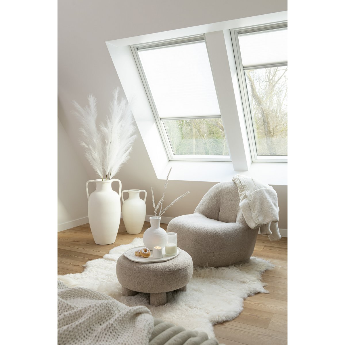 Ronde kruk gemaakt van teddy bouclé in warm beige