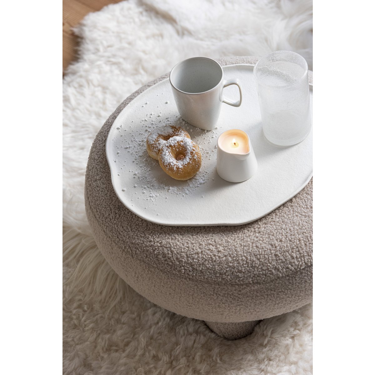 Runder Hocker aus Teddy Bouclé in Warm Beigee