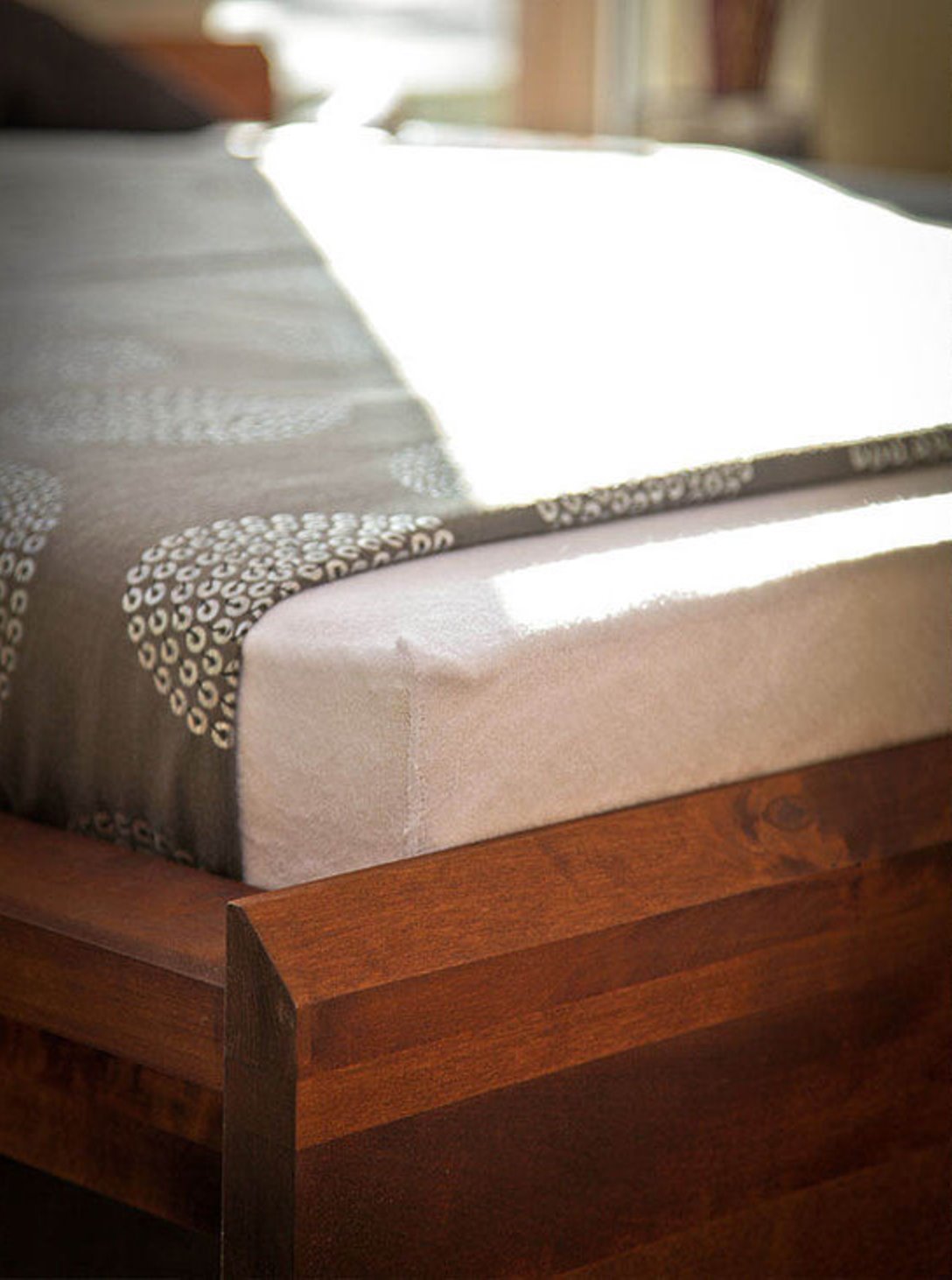 AGUZZO Massivholzbett