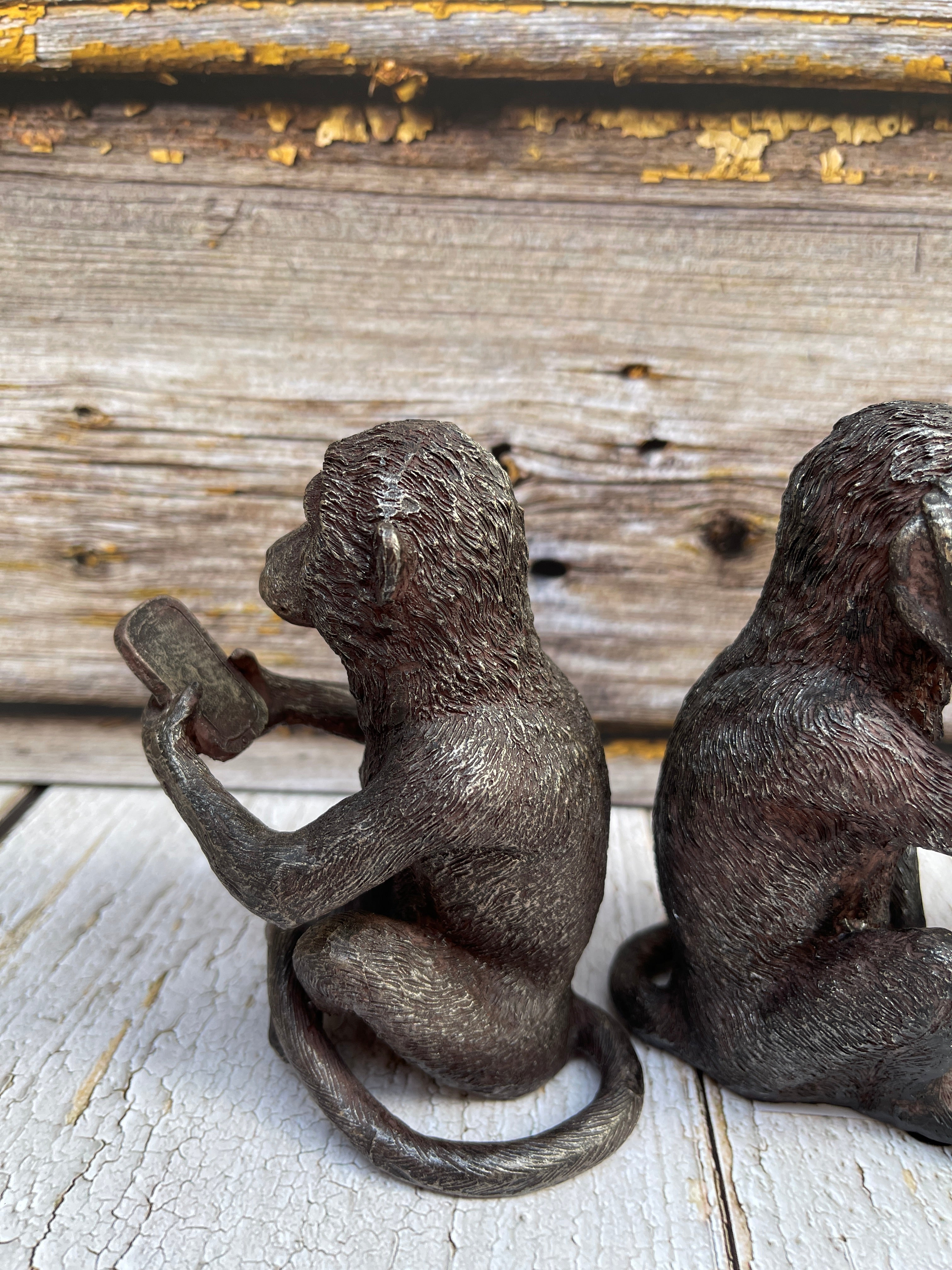 Four monkey figures Hear, see, speak no evil and chat in style