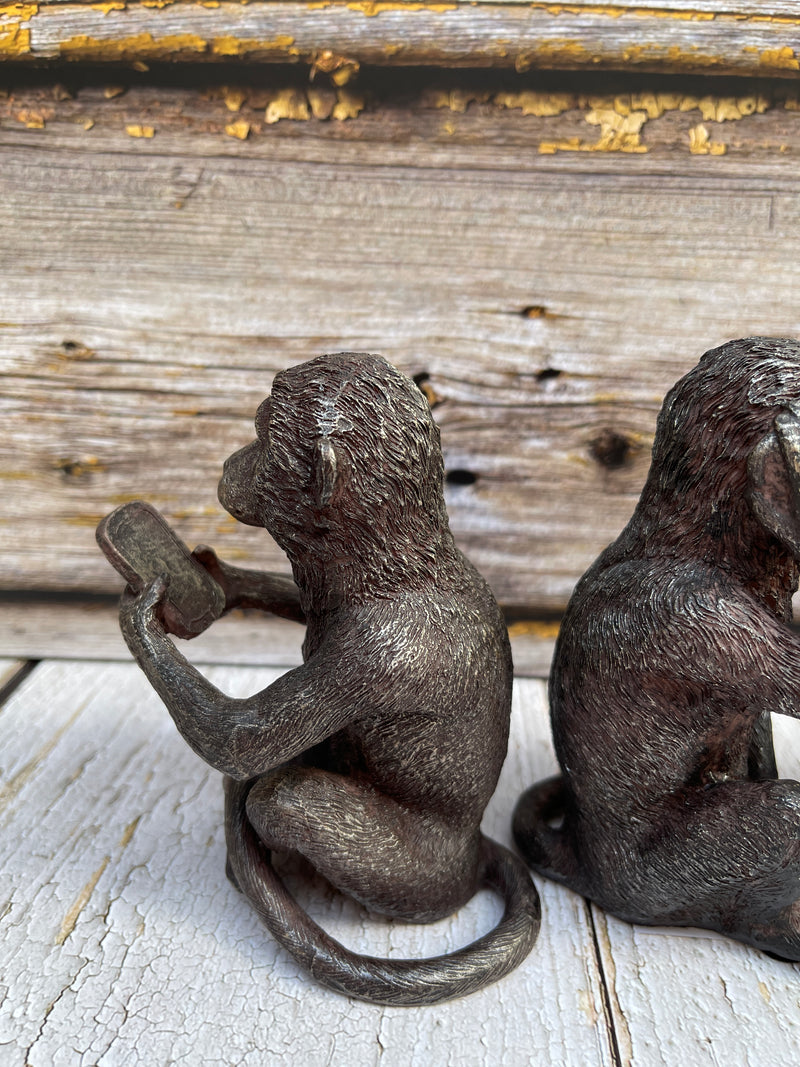 Four monkey figures Hear, see, speak no evil and chat in style