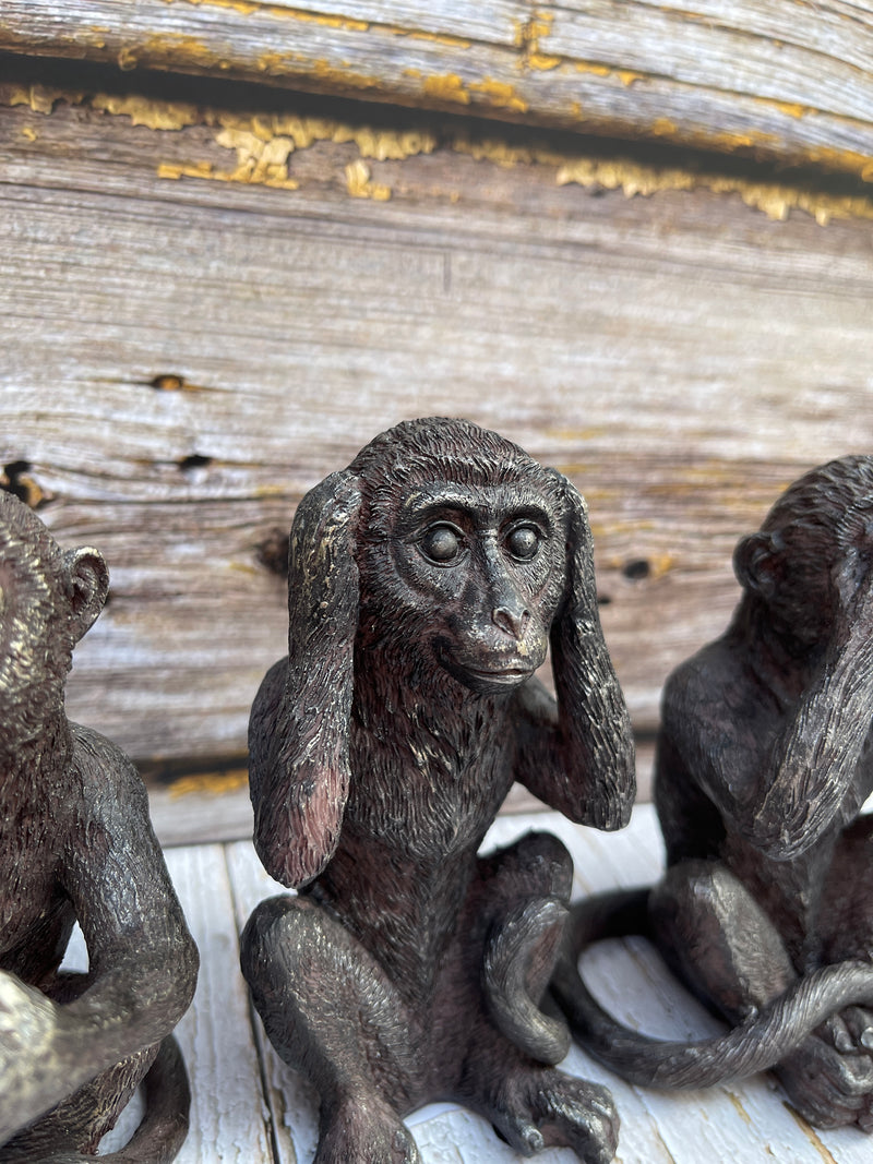 Four monkey figures Hear, see, speak no evil and chat in style