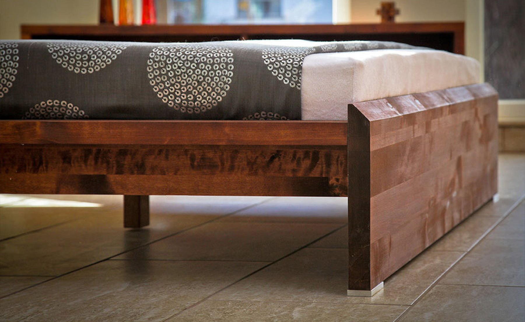 AGUZZO Massivholzbett