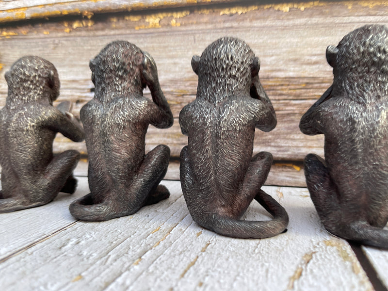 Four monkey figures Hear, see, speak no evil and chat in style