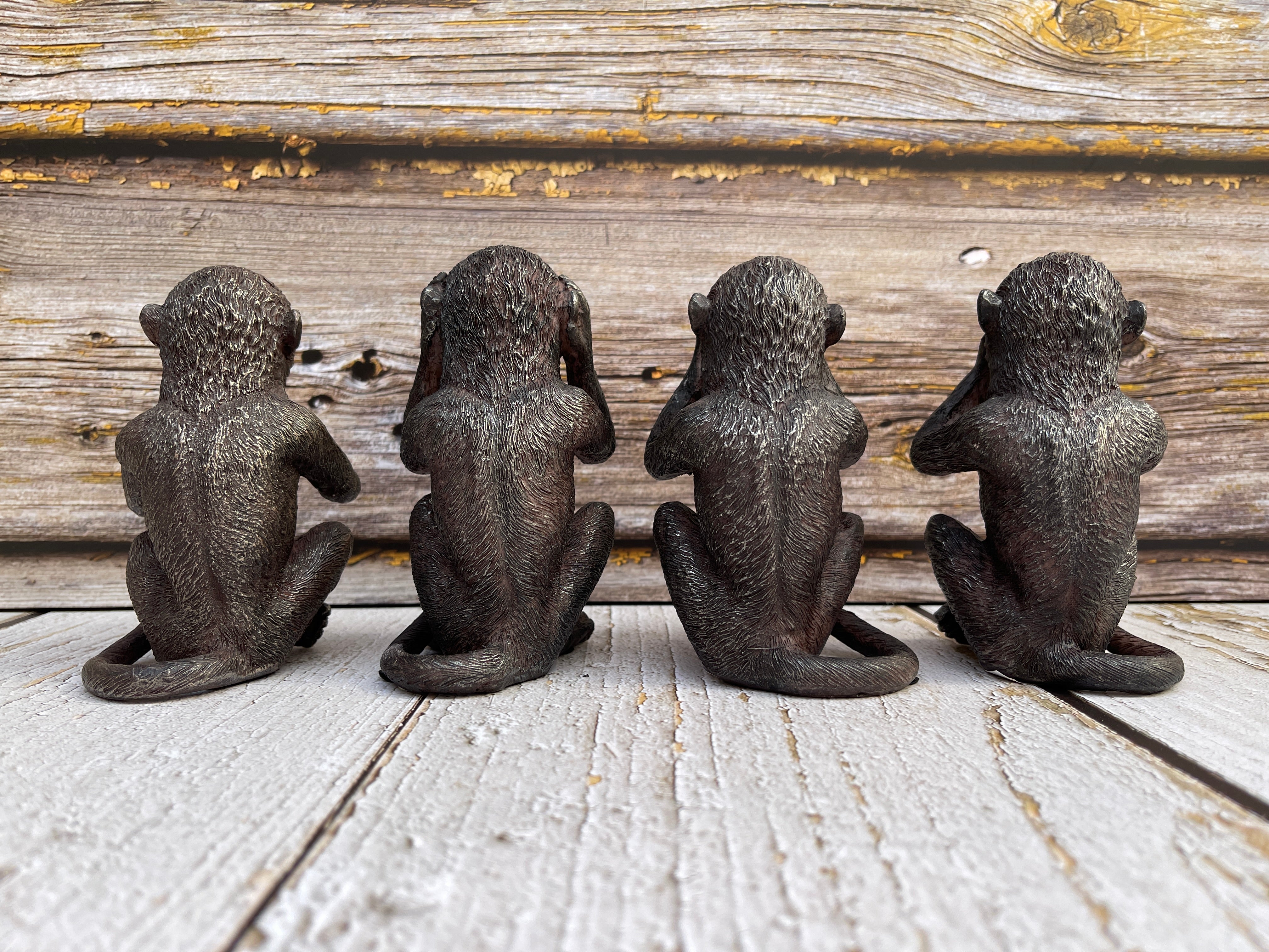 Four monkey figures Hear, see, speak no evil and chat in style