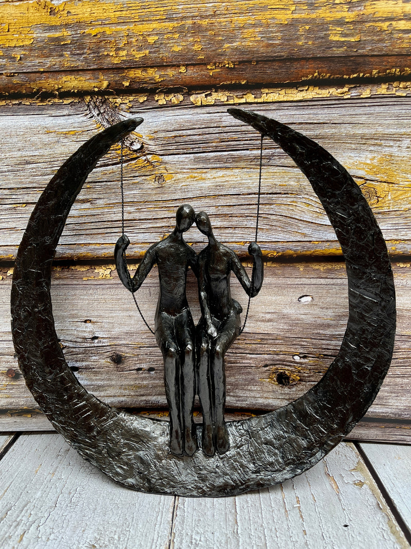 Sculptuur van geliefden “Swing” – een tijdloos symbool van saamhorigheid