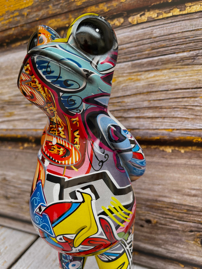 Urban Art: 'Street Art Frog' Sculpture with Colorful Graffiti Design and Resin