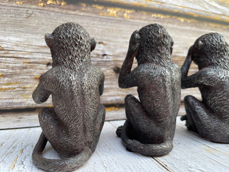 Four monkey figures Hear, see, speak no evil and chat in style