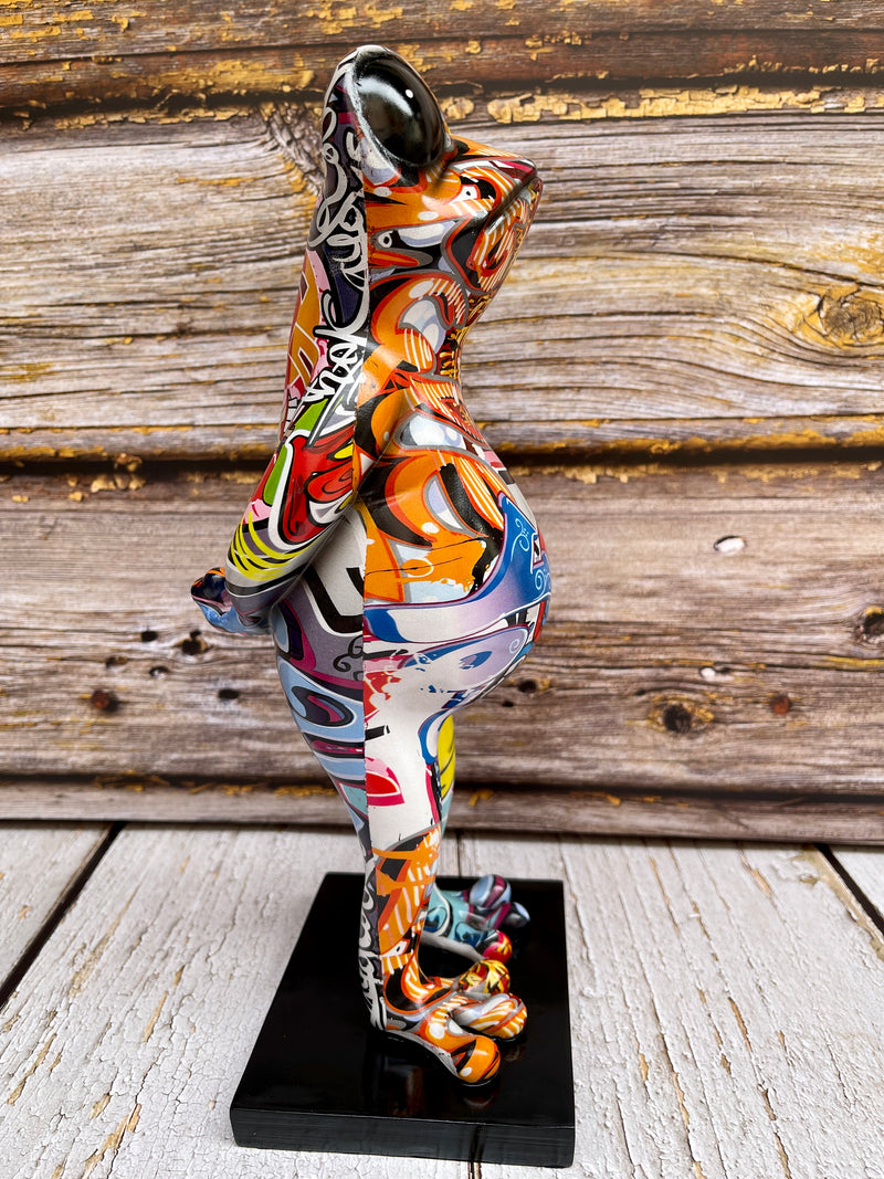 Urban Art: 'Street Art Frog' Sculpture with Colorful Graffiti Design and Resin