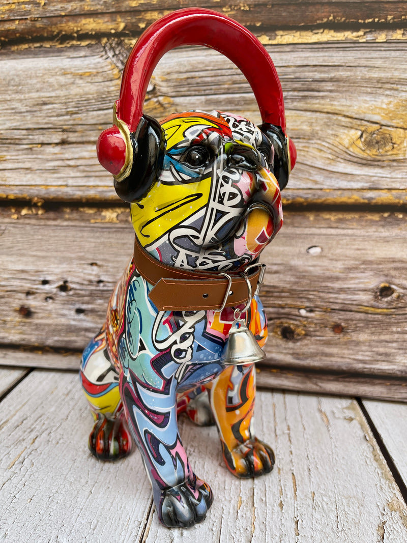Pop Art Bulldogge Mops – Sitzendes Graffiti-Design mit Halsband, Glocke und Kopfhörern – Handgefertigt