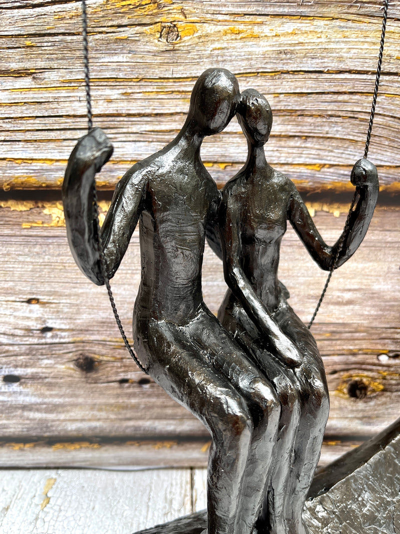 Sculptuur van geliefden “Swing” – een tijdloos symbool van saamhorigheid