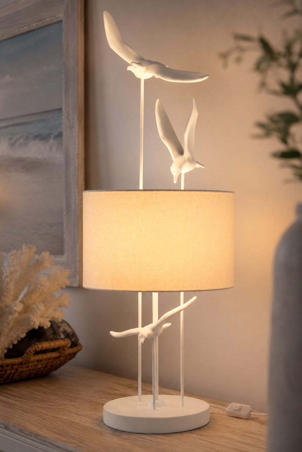 Tischlampe Küstenflug mit Vögeln in Weiß