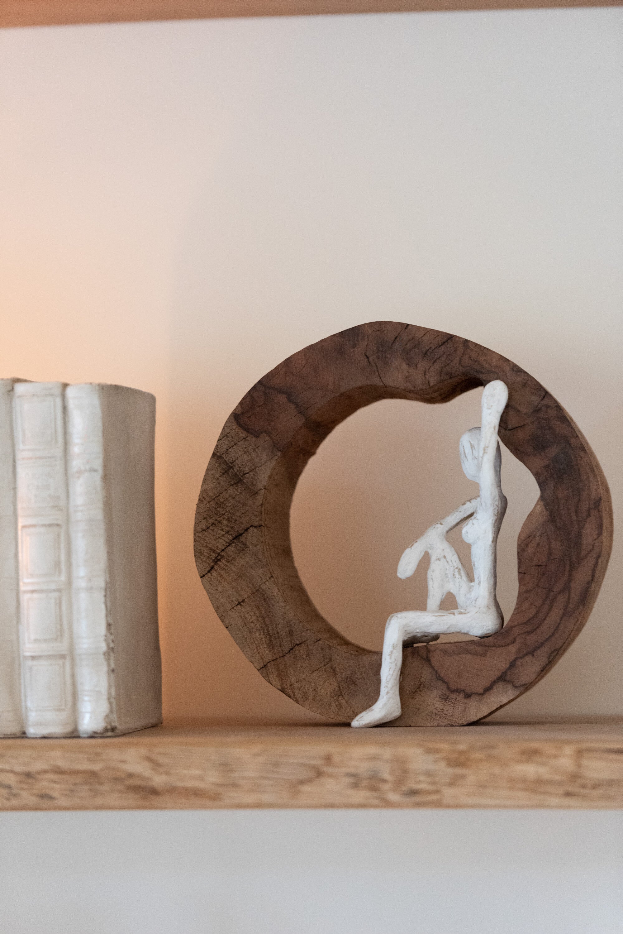 2tlg. Handgefertigte Naturholzskulptur Figur Relax Holz Naturell Weiß