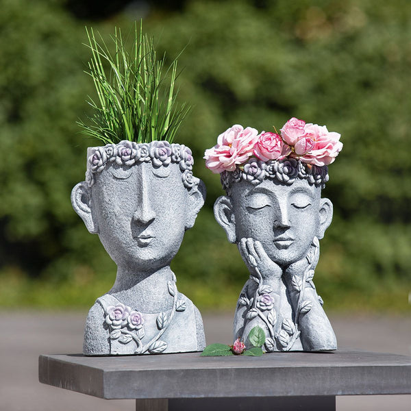 Magnesi Pflanzbüste Florian zementfarben mit Blumenkranz für den Außenbereich