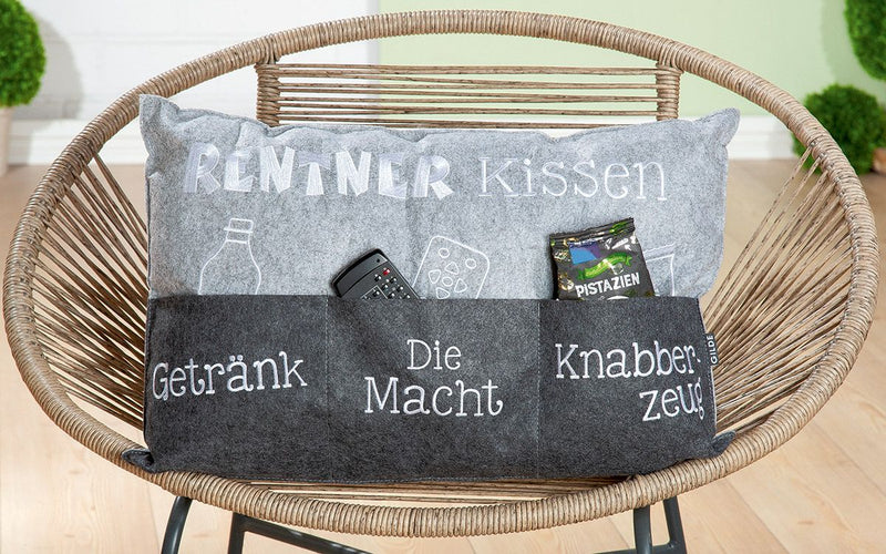 Vilten bejaardenkussen, lichtgrijs/donkergrijs met geborduurde zakken "Drink/The Power/Knibbles" Hoes en vulling 100% polyester Cadeau-idee
