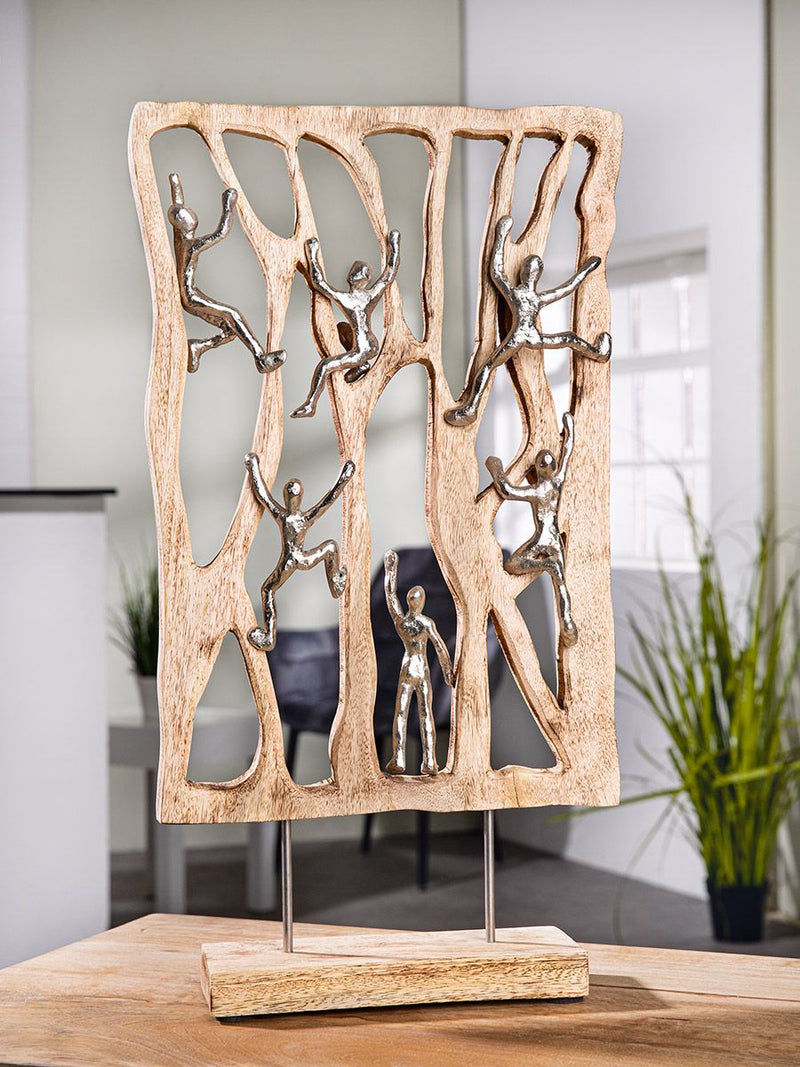 Klimwandsculptuur van mangohout met aluminium figuren