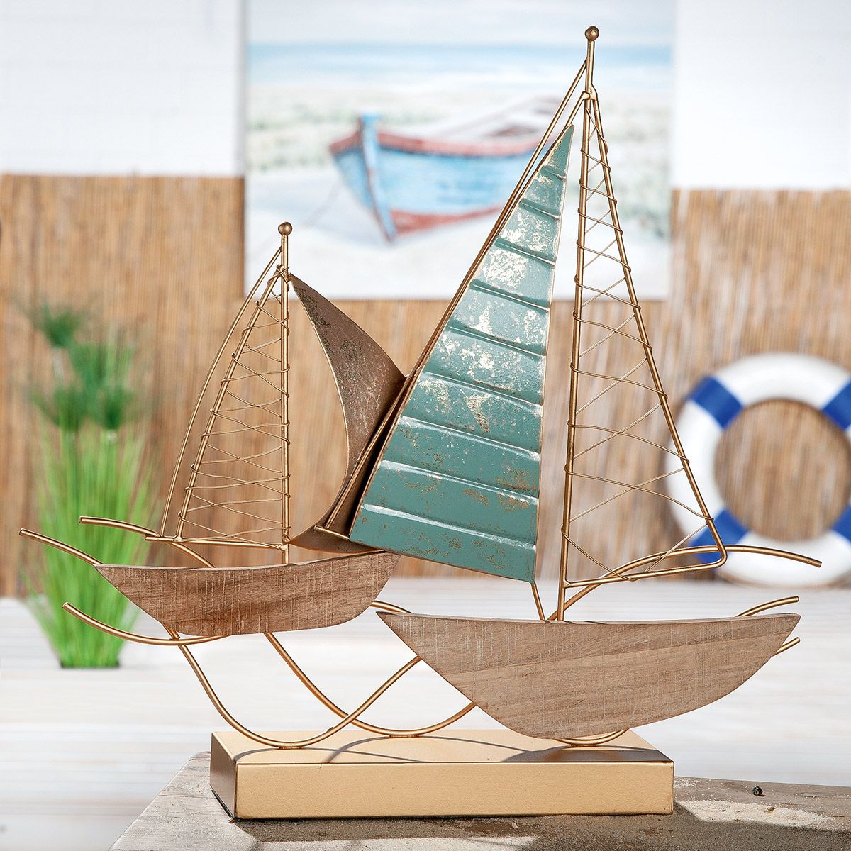 Metalen decoratieobject "zeilboten" met MDF elementen in de kleuren turquoise, naturel, brons en goud