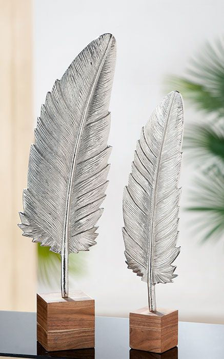 Feder auf Sockel Feder aus Aluminium in silberfarben Sockel aus Holz