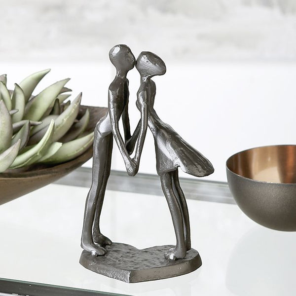MF Design Skulptur > HERZSCHLAG < Eisen brüniert mit Spruchanhänger Höhe 15cm Liebe Herz Küssen Händehalten Geschenkideen Romantiker