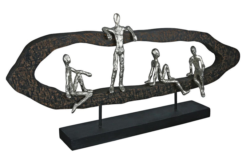 Sculpture "Hang Out" - expression of friendship and precious moments