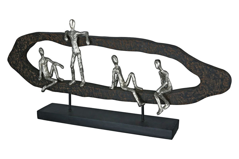 Sculpture "Hang Out" - expression of friendship and precious moments