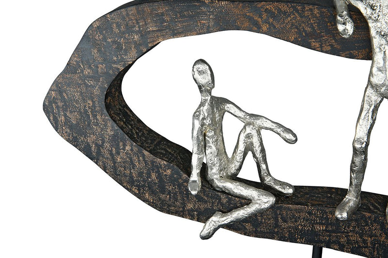 Sculpture "Hang Out" - expression of friendship and precious moments